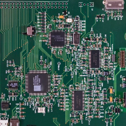 Circuitos integrados en una placa electrónica.